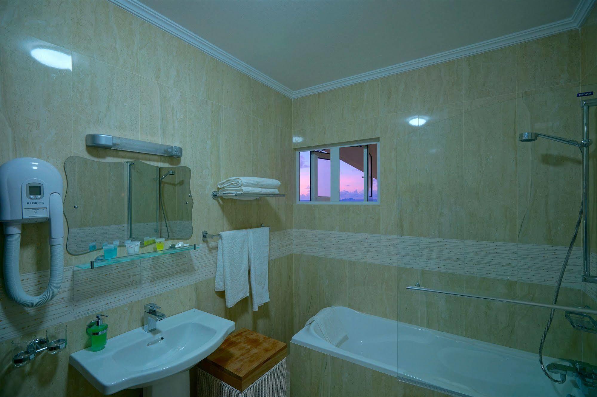Treasure Cove & Restaurant Hotel 3*